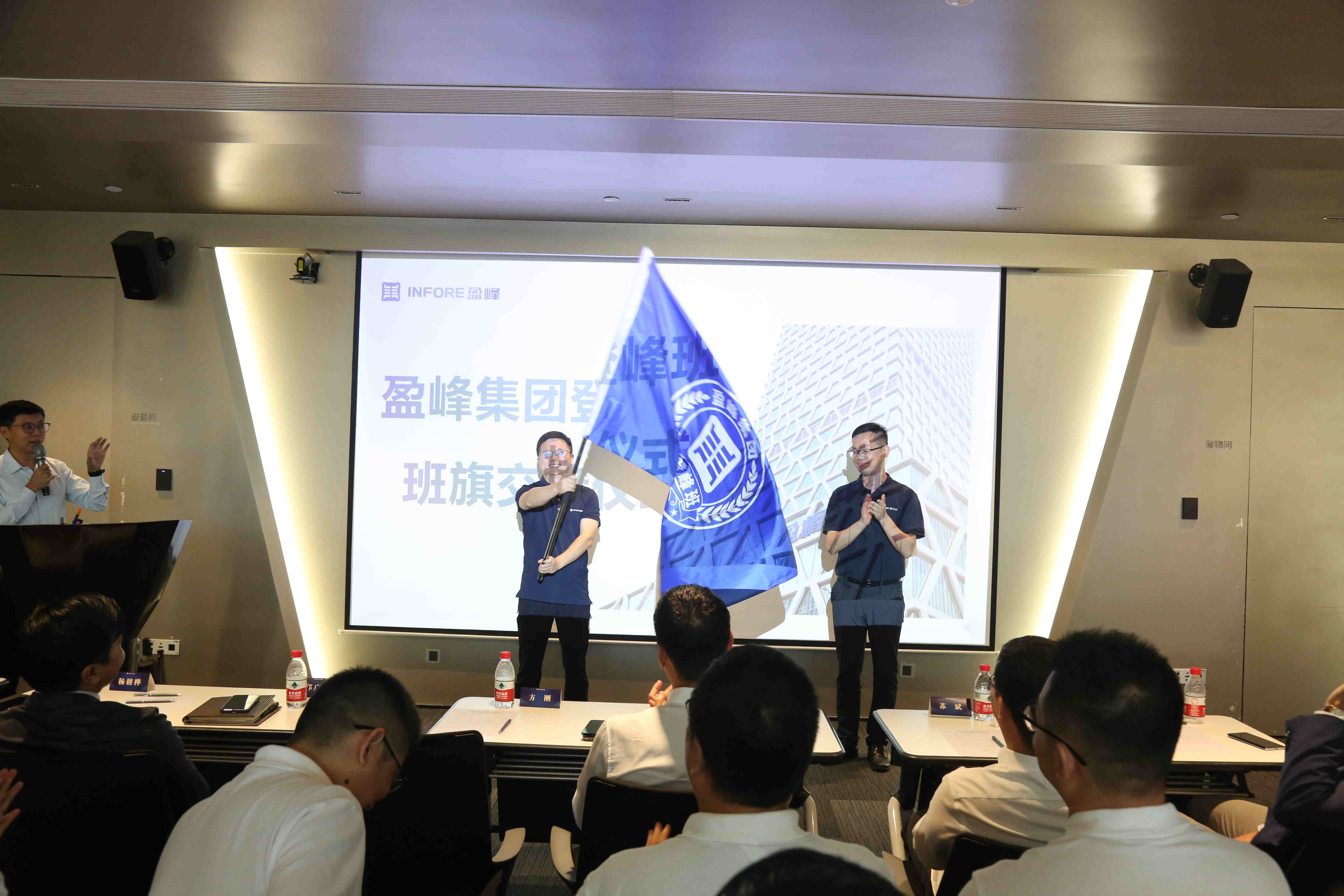 1635316581828985.jpg 班旗交接2_副本.jpg